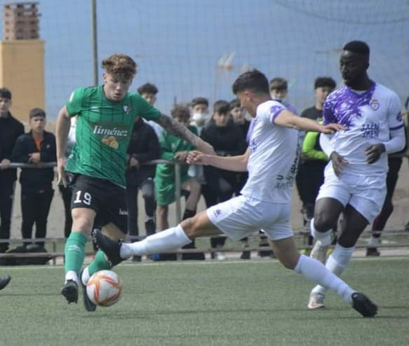 Peli intenta esquivar la entrada de un jugador jienense (GABRIEL R. LÁZARO) Peli intenta esquivar la entrada de un jugador jienense (GABRIEL R. LÁZARO)