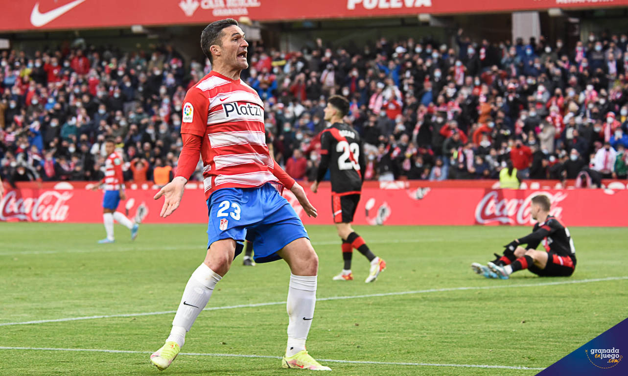Jorge Molina celebra el primer gol del Granada ante el Rayo (JOSÉ M. BALDOMERO)