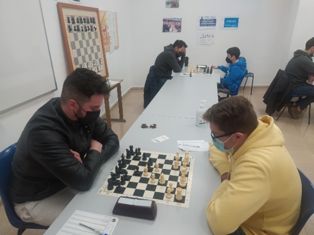 Imagen de una las partidas (AJEDREZ LA ZUBIA) Imagen de una las partidas (AJEDREZ LA ZUBIA)