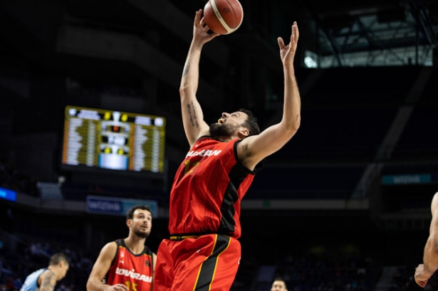 Edu Gatell atrapa un rebote (JUAN PELEGRÍN / MOVISTAR ESTUDIANTES)