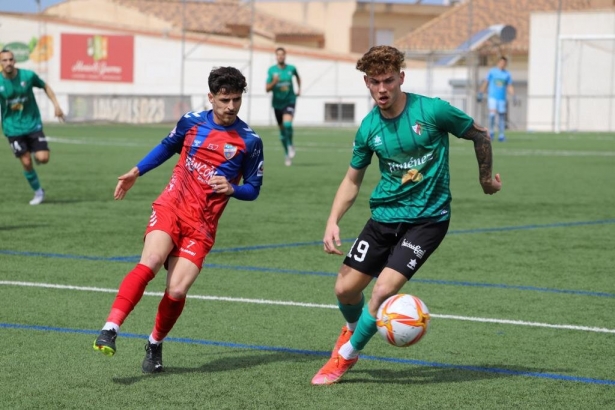 Lance del partido entre el Huétor Vega y el Torre del Mar en Las Viñas (JOSÉ ANDRÉS FERNÁNDEZ) Lance del partido entre el Huétor Vega y el Torre del Mar en Las Viñas (JOSÉ ANDRÉS FERNÁNDEZ)