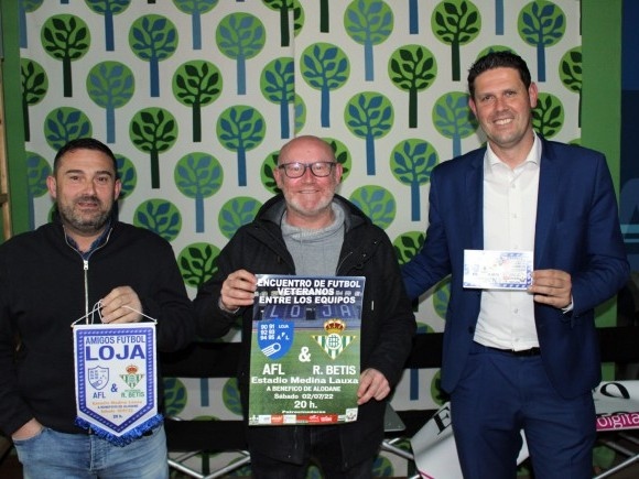 Juan García, Javier Ramírez y Juani Castañeda, durante la presentación del evento en Onda Loja Radio (PACO CASTILLO) 