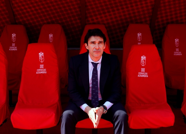 Karanka posa en el banquillo del `Nuevo Los Cármenes` (PEPE VILLOSLADA / GCF)