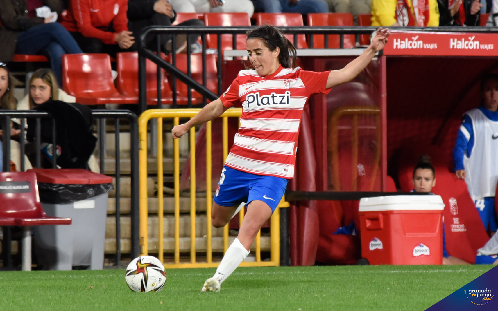 Alicia Redondo, durante el partido ante el Alhama en `Los Cármenes` (JOSÉ M. BALDOMERO)