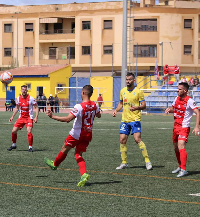 Javi Gadea rodeado de jugadores del Torreperogil (PACO CASTILLO) 