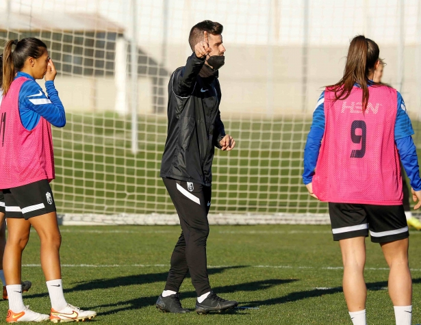 Roger Lamesa, en un entrenamiento con el Granada Femenino (GCF) Roger Lamesa, en un entrenamiento con el Granada Femenino (GCF)