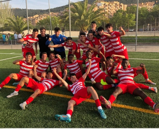 El Granada Juvenil celebra la victoria (CANTERA NAZARÍ) El Granada Juvenil celebra la victoria (CANTERA NAZARÍ)