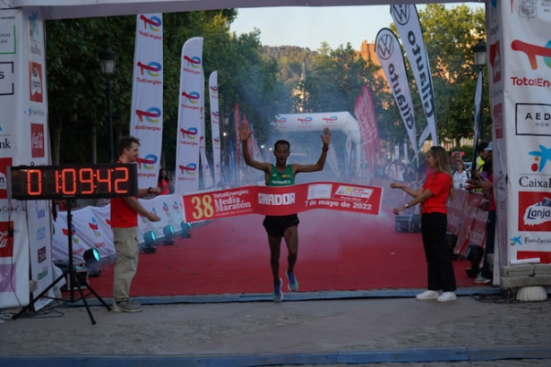 El ganador entrando en meta (AYTO. GRANADA)