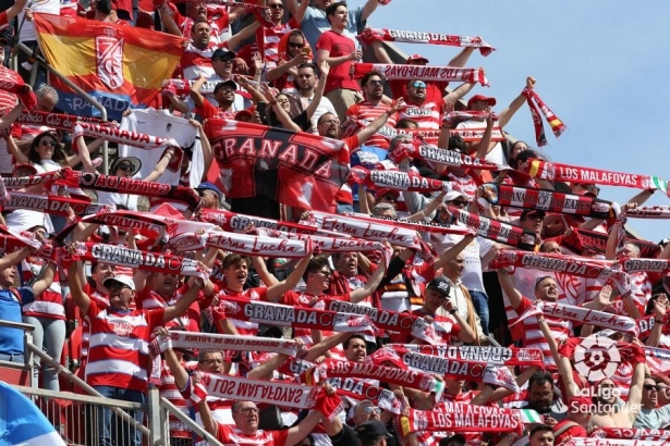 Los aficionados del Granada se dejaron la garganta en Son Moix (LALIGA)