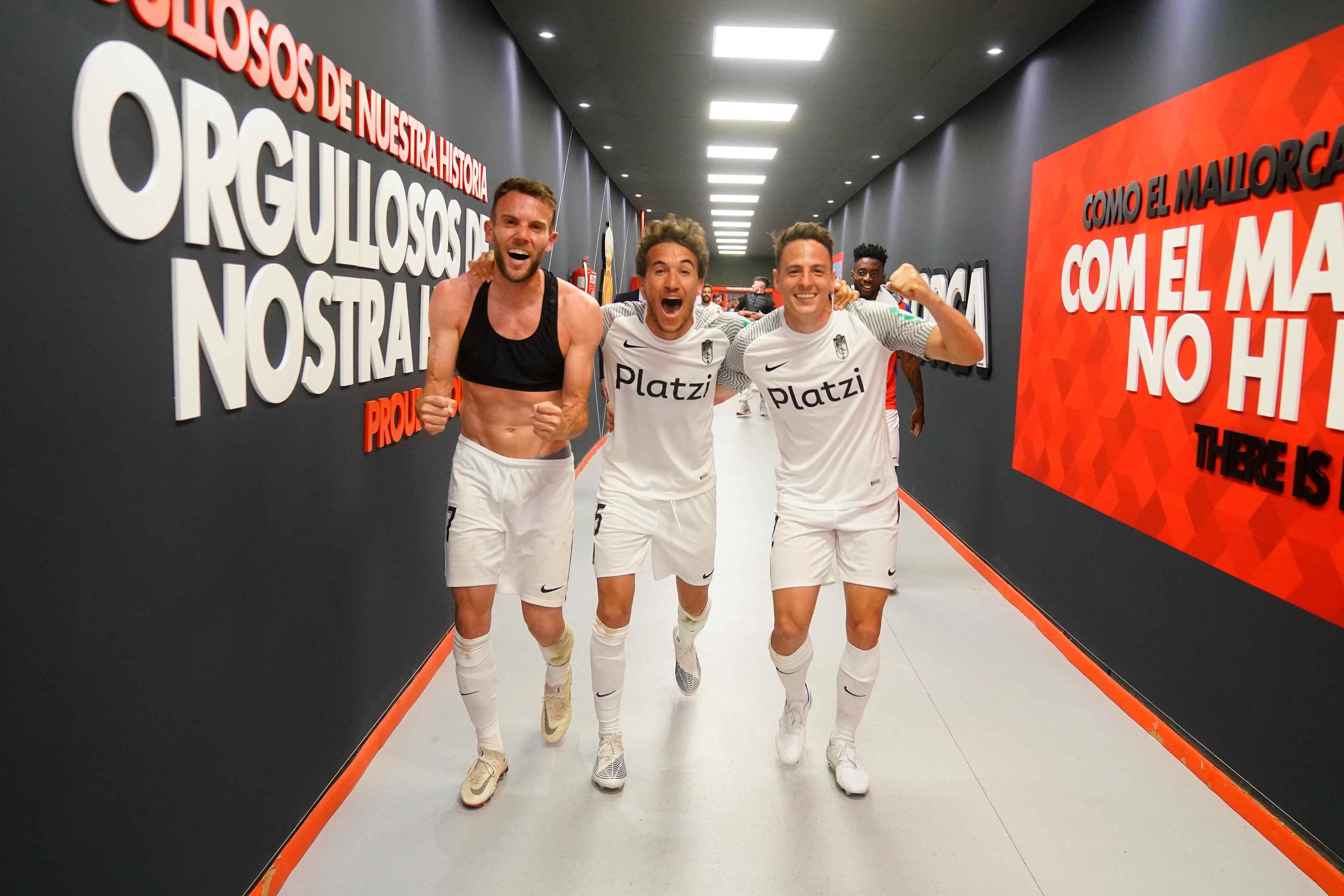 Quini, Milla y Arias celebran la victoria en Mallorca el pasado sábado al término del partido (PEPE VILLOSLADA / GCF)