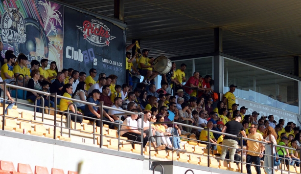 Aficionados del Huétor Tájar, en la tribuna del `Francisco Muñoz Pérez` (DAVID CONTRERAS)