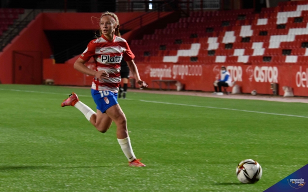 Raquel, en el partido del Granada ante el Alhama en el `Nuevo Los Cármenes` (JOSÉ M. BALDOMERO) Raquel, en el partido del Granada ante el Alhama en el `Nuevo Los Cármenes` (JOSÉ M. BALDOMERO)