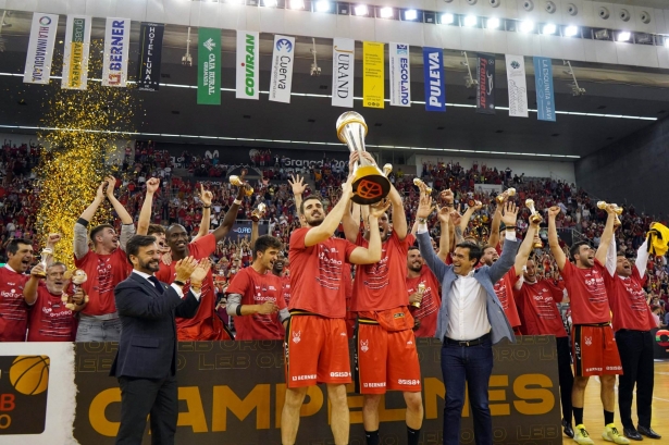 Los jugadores del Fundación CB Granada alzan la copa de LEB Oro ante su público (JOSÉ VELASCO / GRJ) Los jugadores del Fundación CB Granada alzan la copa de LEB Oro ante su público (JOSÉ VELASCO / GRJ)