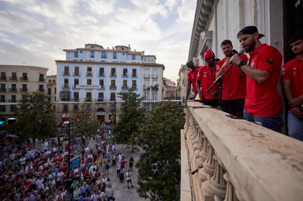 Los jugadores del Coviran Granada en el balcón del Ayuntamiento (FERMÍN RODRÍGUEZ / FUNDACION-CBG) Los jugadores del Coviran Granada en el balcón del Ayuntamiento (FERMÍN RODRÍGUEZ / FUNDACION-CBG)