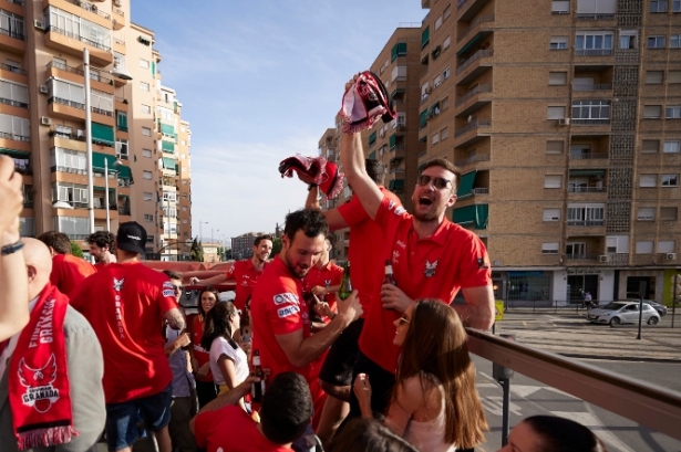 La plantilla nazarí durante el trayecto en el autobús descapotable (FERMÍN RODRÍGUEZ / FUNDACION-CBG) 