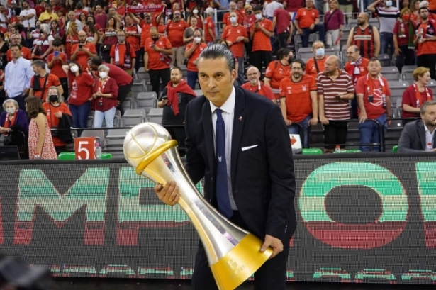 Óscar Fernández-Arenas con la Copa de campeón de la LEB Oro (JOSÉ VELASCO) Óscar Fernández-Arenas con la Copa de campeón de la LEB Oro (JOSÉ VELASCO)