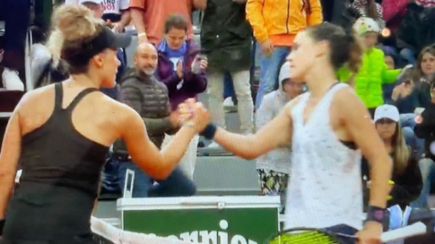 Nuria Párrizas felicita a Léolia Jeanjean (ROLAND GARROS) Nuria Párrizas felicita a Léolia Jeanjean (ROLAND GARROS)
