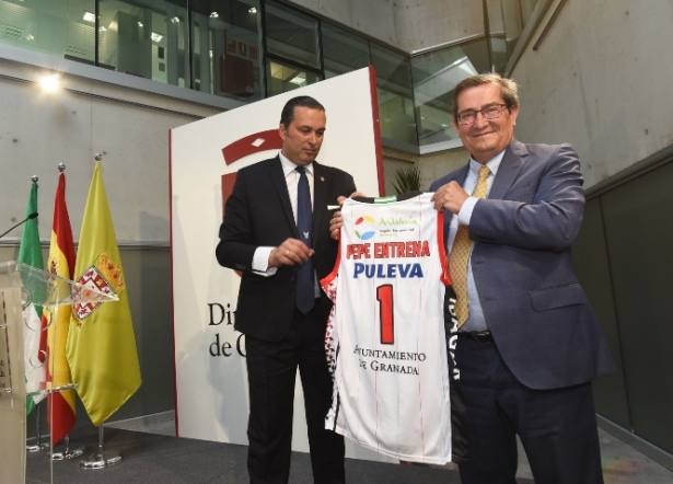 Óscar Fernández-Arenas le entrega una camiseta del club a José Entrena (DIPGRA)