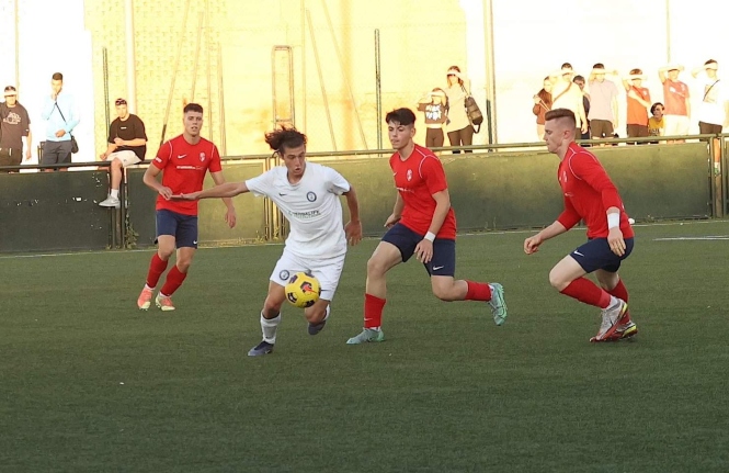 Alessandro es uno de los jugadores del conjunto juvenil (CD ALMUÑÉCAR CITY) 