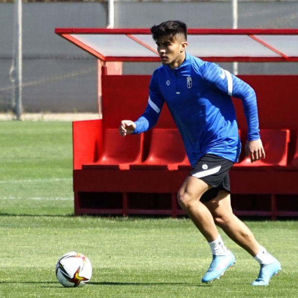Adri Cova durante un entrenamiento con el Recreativo de Granada (GRANADA CF) Adri Cova durante un entrenamiento con el Recreativo de Granada (GRANADA CF)