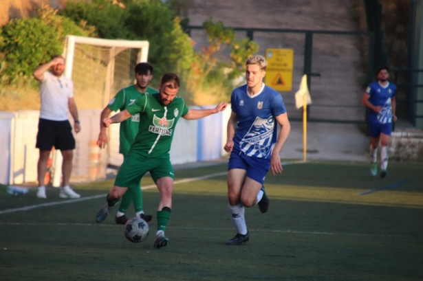 Álex Ortega intenta centrar (MANU LÓPEZ / ATLÉTICO MONACHIL)