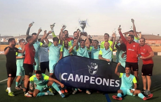 Los jugadores del Almuñecar City celebraron el ascenso como campeones de liga (J. PALMA)