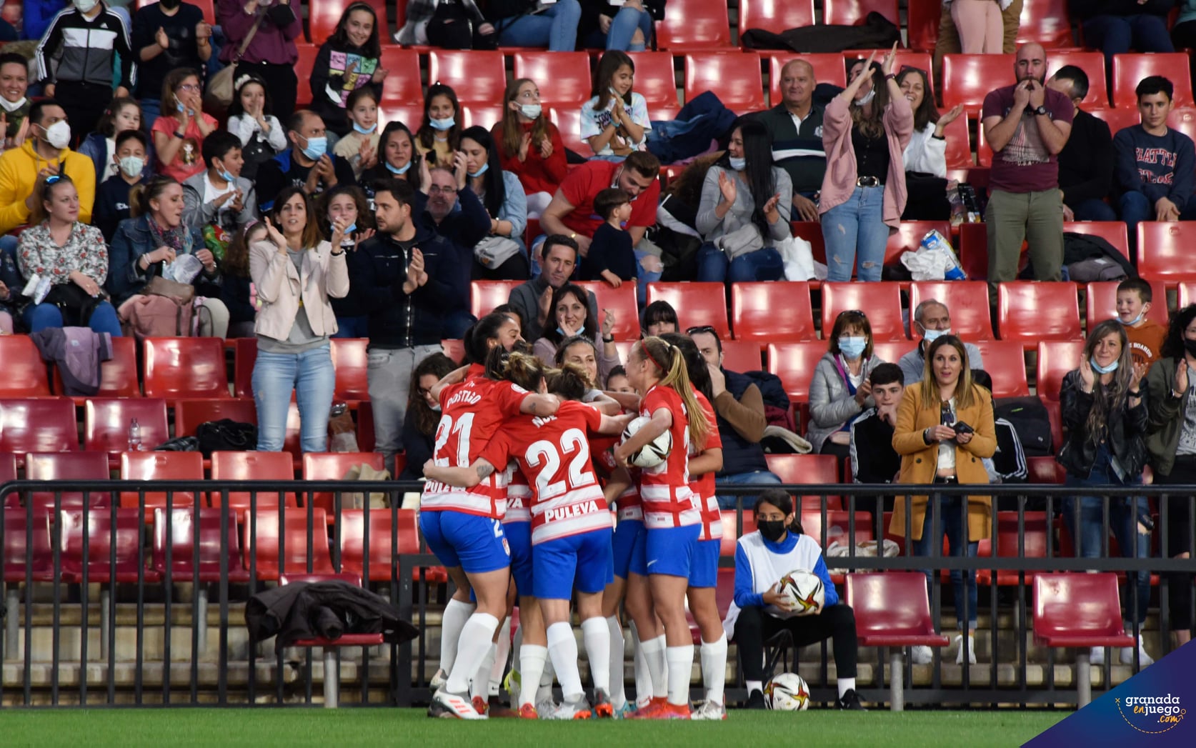 Las jugadoras del Granada, celebrando el gol anotado en `Los Cármenes` ante el Alhama (JOSÉ M. BALDOMERO)