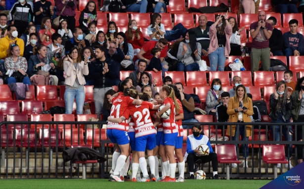 Las jugadoras del Granada, celebrando el gol anotado en `Los Cármenes` ante el Alhama (JOSÉ M. BALDOMERO) Las jugadoras del Granada, celebrando el gol anotado en `Los Cármenes` ante el Alhama (JOSÉ M. BALDOMERO)