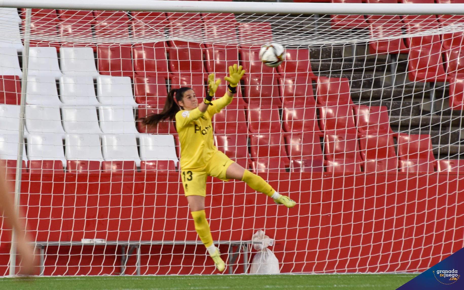 Andrea Romero, durante el partido del Granada Femenino en `Los Cármenes` frente al Alhama (JOSÉ M. BALDOMERO)