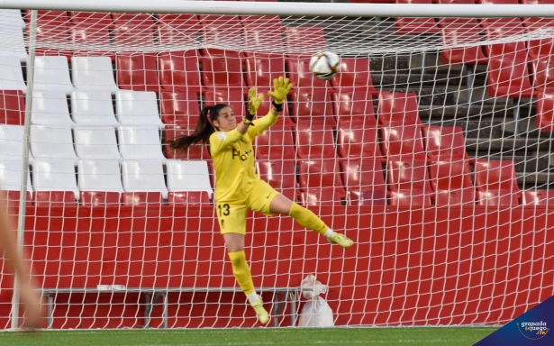 Andrea Romero, durante el partido del Granada Femenino en `Los Cármenes` frente al Alhama (JOSÉ M. BALDOMERO) Andrea Romero, durante el partido del Granada Femenino en `Los Cármenes` frente al Alhama (JOSÉ M. BALDOMERO)
