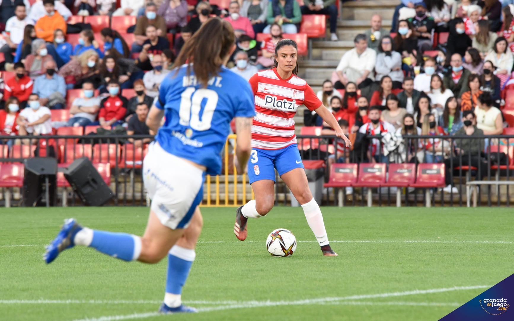 Marta Carrasco, durante el partido del Granada Femenino ante el Alhama en el `Nuevo Los Cármenes` (JOSÉ M. BALDOMERO)