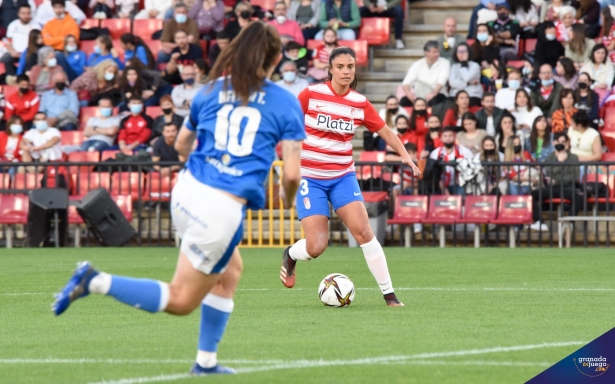 Marta Carrasco, durante el partido del Granada Femenino ante el Alhama en el `Nuevo Los Cármenes` (JOSÉ M. BALDOMERO) Marta Carrasco, durante el partido del Granada Femenino ante el Alhama en el `Nuevo Los Cármenes` (JOSÉ M. BALDOMERO)