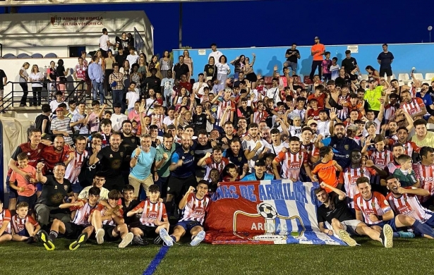 Imagen del Arenas de Armilla junto a su afición en la última victoria contra el Málaga City (ARENAS DE ARMILLA) Imagen del Arenas de Armilla junto a su afición en la última victoria contra el Málaga City (ARENAS DE ARMILLA)