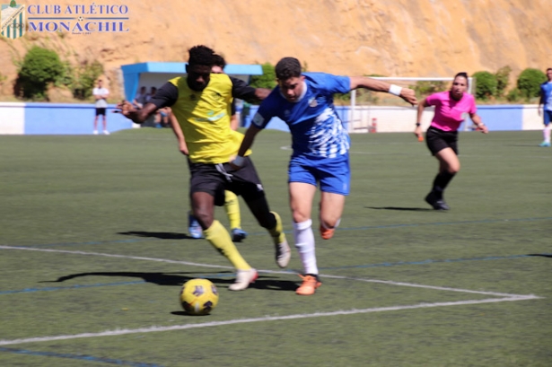 Atlético Monachil y FC Cubillas disputaron un intenso derbi (MANU LÓPEZ/ ATLÉTICO MONACHIL) Atlético Monachil y FC Cubillas disputaron un intenso derbi (MANU LÓPEZ/ ATLÉTICO MONACHIL)