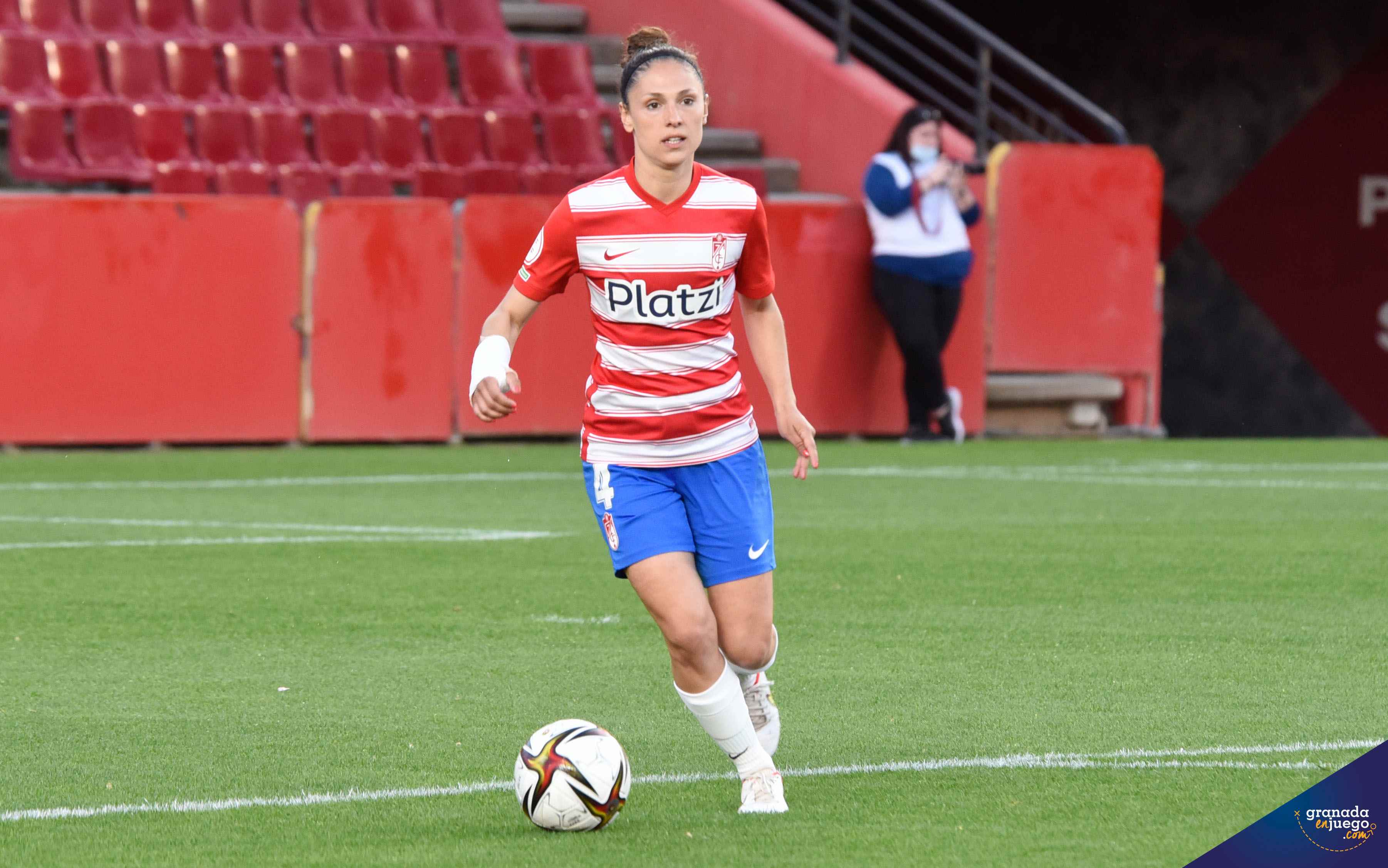 Cristina Moreno, durante el partido ante el Alhama en `Los Cármenes` (JOSÉ M. BALDOMERO)