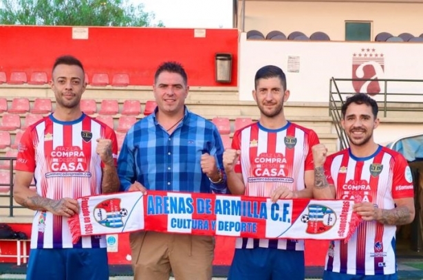 Dani Benítez, Fermín Criado, Fran Machado y Ezequiel Calvente posan en el Municipal de Armilla, donde esperan vivir el ascenso con el Arenas a Tercera el sábado (JOSÉ ANDRÉS FERNÁNDEZ) Dani Benítez, Fermín Criado, Fran Machado y Ezequiel Calvente posan en el Municipal de Armilla, donde esperan vivir el ascenso con el Arenas a Tercera el sábado (JOSÉ ANDRÉS FERNÁNDEZ)