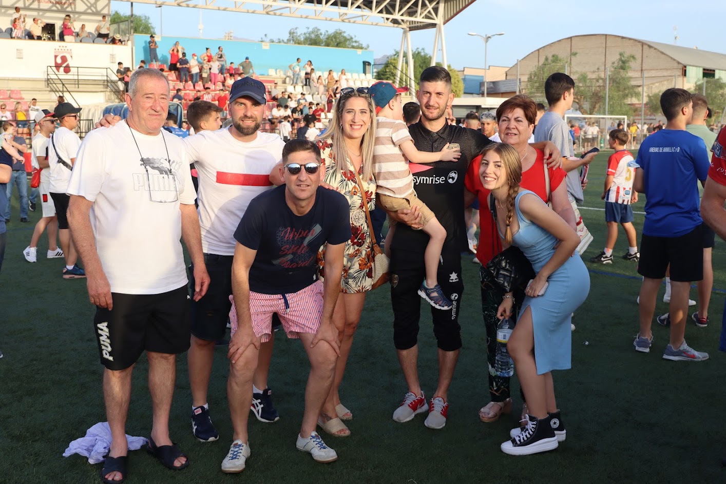 Fran Machado, junto a su familia, en la celebración por el ascenso en el Municipal de Armilla (JOSÉ ANDRÉS FERNÁNDEZ)
