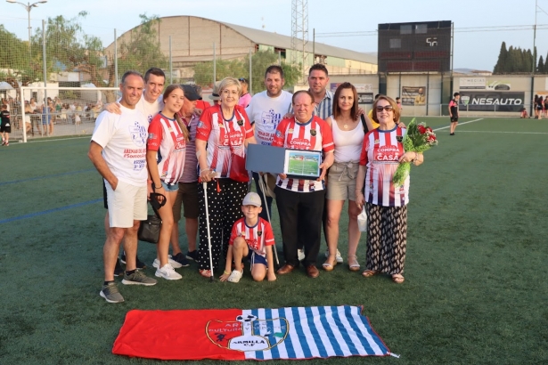 Fermín Criado, presidente del Arenas, junto a su familia al término del partido que dio el ascenso al club armillero (JOSÉ ANDRÉS FERNÁNDEZ)