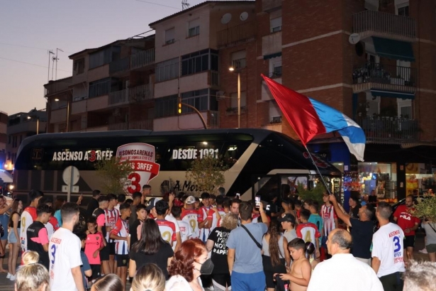 Momento de la llegada del autobús que transportaba al Arenas a la plaza del Ayuntamiento de Armilla (JOSÉ ANDRÉS FERNÁNDEZ)