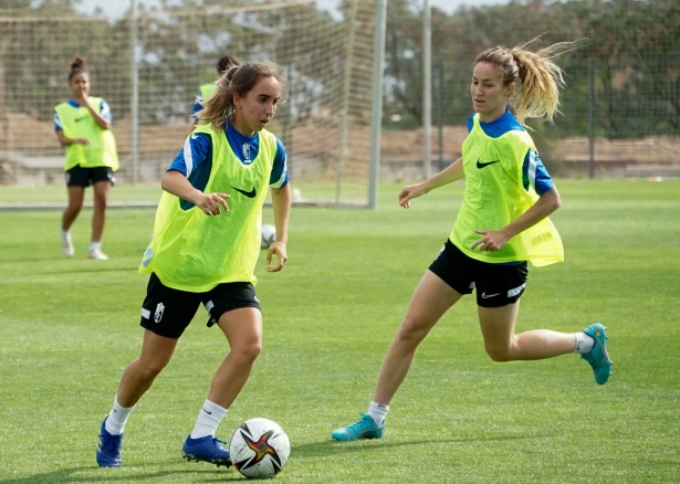 Adriana Cuadros, durante un entrenamiento esta temporada con el Granada (GCF) Adriana Cuadros, durante un entrenamiento esta temporada con el Granada (GCF)