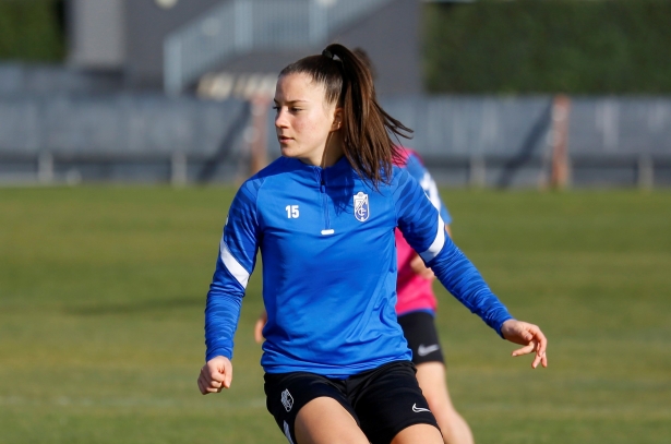Ena Taslidza, en un entrenamiento con el Granada (GCF) Ena Taslidza, en un entrenamiento con el Granada (GCF)