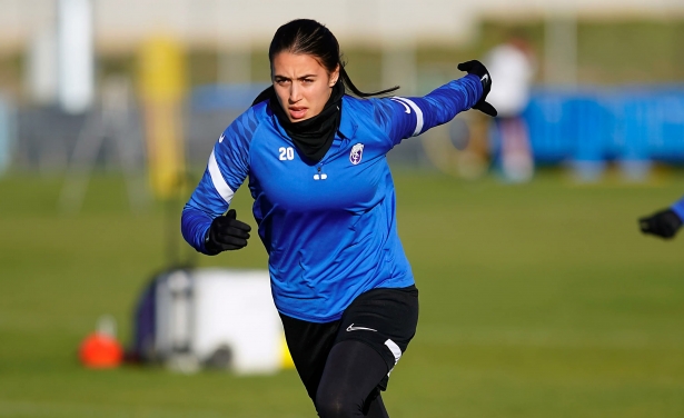 Yurena, en un entrenamiento con el Granada (GCF) Yurena, en un entrenamiento con el Granada (GCF)