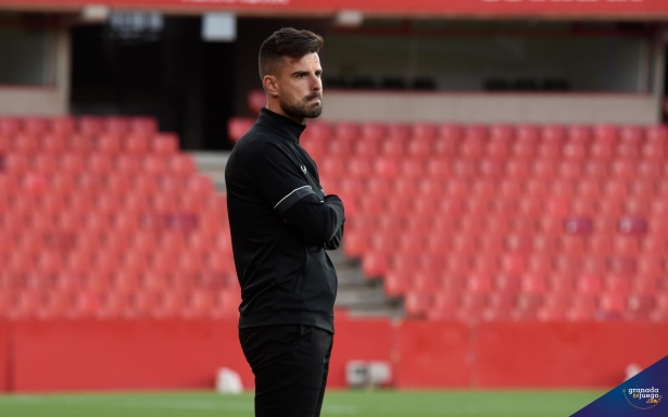 Roger Lamesa, en el partido del Granada Femenino ante el Alhama en `Los Cármenes` (JOSÉ M. BALDOMERO)
