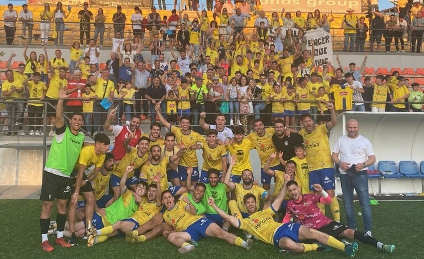 El Huétor Tájar celebra en Estepona junto a su afición el pase a la segunda eliminatoria del último Play Off de ascenso a Segunda RFEF (CD HUÉTOR TÁJAR)
