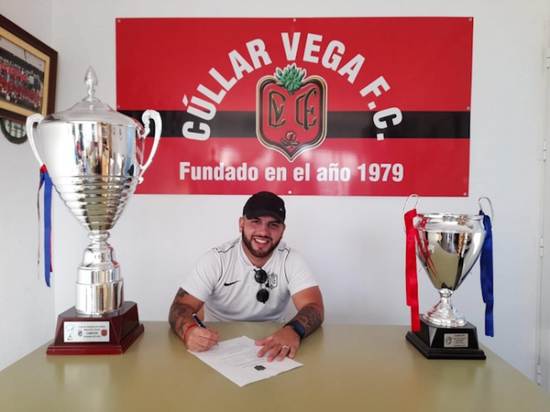 `Pumuki` Heredia firma su renovación con el Cúllar Vega CF (CÚLLAR VEGA CF) `Pumuki` Heredia firma su renovación con el Cúllar Vega CF (CÚLLAR VEGA CF)