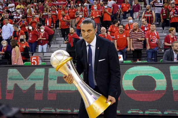 Óscar Fernández-Arenas con la Copa de campeón de la LEB Oro (JOSÉ VELASCO) Óscar Fernández-Arenas con la Copa de campeón de la LEB Oro (JOSÉ VELASCO)