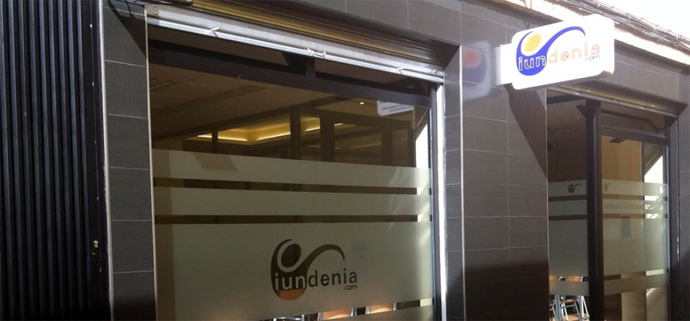 Fachada del Centro Deportivo Iundenia en Granada 