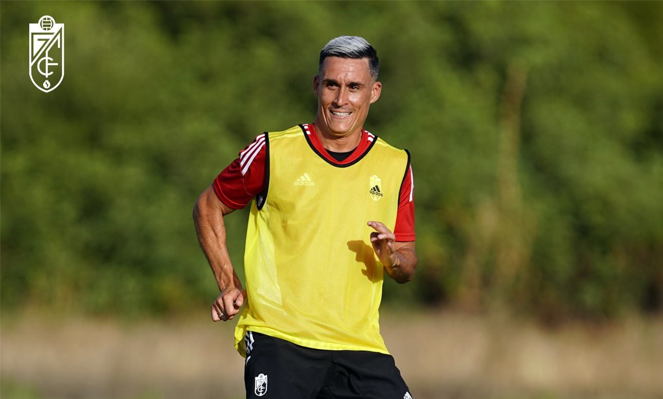 José Callejón, en un entrenamiento con el Granada en Jerez de la Frontera (PEPE VILLOSLADA / GCF)