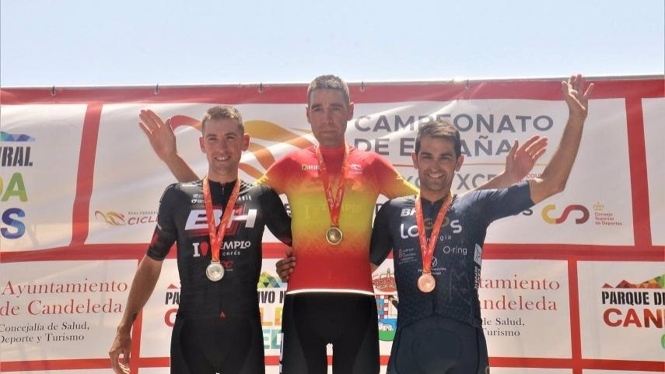 David Valero, en el centro de la imagen de archivo, cuando fue proclamado campeón de España de XCO (RFEC)