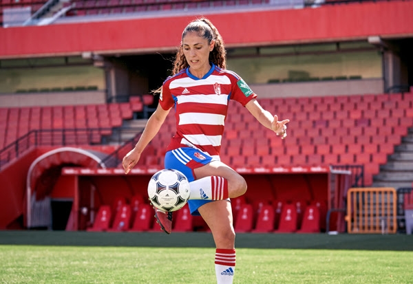 Cristina Moreno, en el `Nuevo Los Cármenes` con la nueva equipación del Granada (GCF)